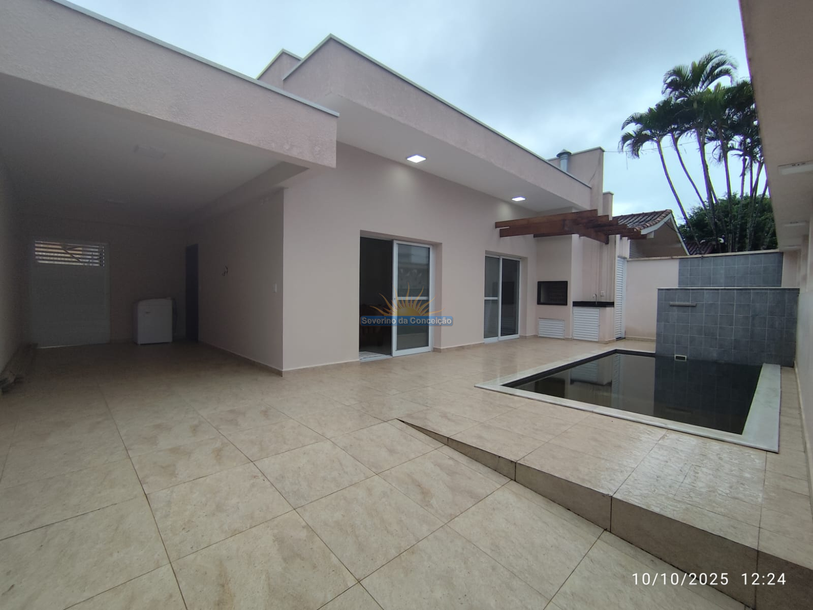 Locação definitiva – Casa mobiliada com piscina a 200m da praia!